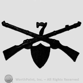 Insignia consisted of crossed rifle, number 7 above the intersection and a shield below.