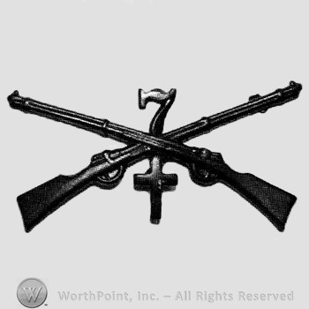 Insignia consisted of crossed rifle, number 7 above the intersection and a cross below.