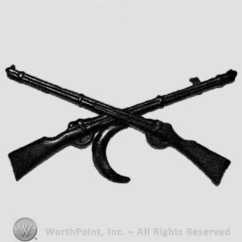 Insignia consisted of crossed rifles and crescent below.