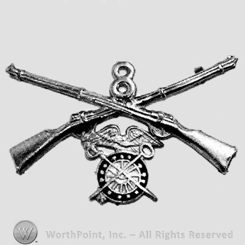 Insignia consisted of crossed rifles, number 8 above the intersection and winged wheel below.