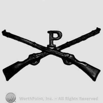 Insignia consisted of crossed rifles and letter P above the intersection.