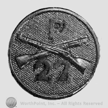 Insignia consisted of disc with crossed rifles on, letter P above the intersection and number 22 below.