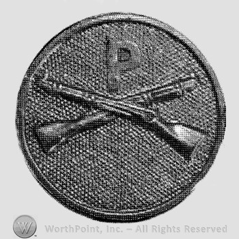 Insignia consisted of disc with crossed rifles on and letter P above the intersection.