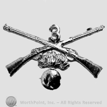 Insignia consisted of crossed rifles, number 3 above the intersection and a shell with flame below.