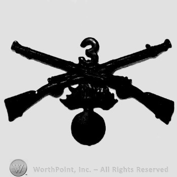 Insignia consisted of crossed rifles, number 3 above the intersection and a shell with flame below.