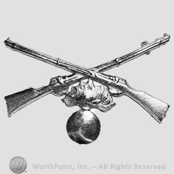 Insignia consisted of crossed rifles and a shell with flame below.