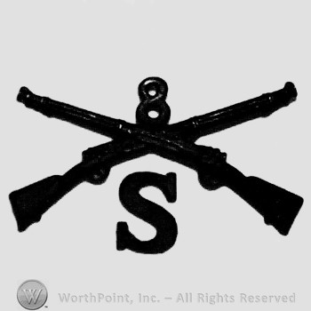 Insignia consisted of crossed rifles, number 8 above the intersection and letter S below.
