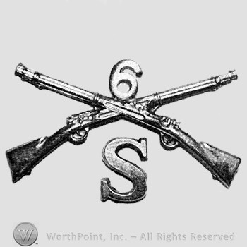 Insignia consisted of crossed rifles, number 6 above the intersection and letter S below.