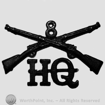 Insignia consisted of crossed rifles, number 8 above the intersection and letters HQ below.