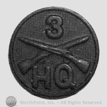 Insignia consisted of disc with crossed rifles on, number 3 above the intersection and letters HQ below.