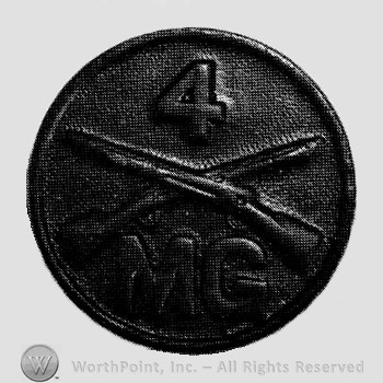 Insignia consisted of disc with crossed rifles on, number 4 above the intersection and lettes MG below.
