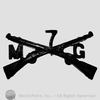 Insignia consisted of crossed rifles, number 7 above the intersection and letters M and G on the left and on the right.
