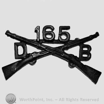 Insignia consisted of crossed rifles, number 165 above the intersection and letters D and B on the left and on the right.