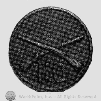 Insignia consisted of crossed rifles and letters HQ below, all on a disc.