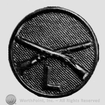 Insignia consisted of crossed rifles and letter L below, all on a disc.