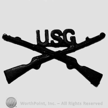 Insignia consisted of crossed rifles and letters USG above the intersection.