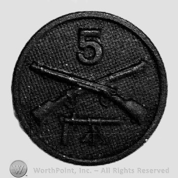 Insignia consisted of crossed rifles, number 5 above the intersection and a machine gun below; all on a disc.