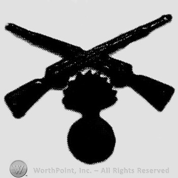 Insignia consisted of crossed rifles and a shell with flame, below.