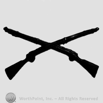 Insignia consisted of crossed rifles.