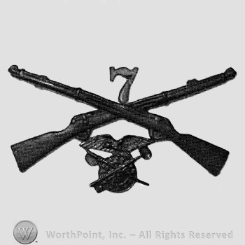 Insignia consisted of crossed rifles, number 7 above the intersection and a whel below.
