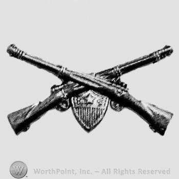 Insignia consisted of crossed rifles and a shield below the intersection.