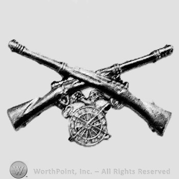Insignia consisted of crossed rifles and a wheel below.