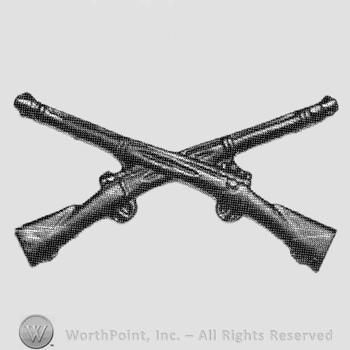 Insignia consisted of crossed rifles.
