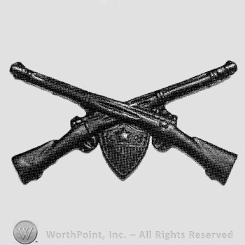 Insignia consisted of crossed rifles and a shield below the intersection.