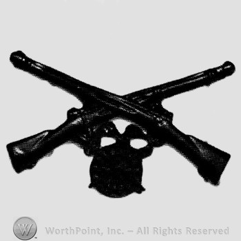 Insignia consisted of crossed rifles and a wheel below.