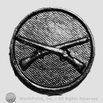 Insignia consisted of crossed rifles on a disc.