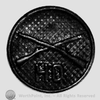 Insignia consisted of crossed rifles and letters HQ below on a disc.