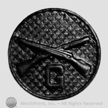 Insignia consisted of crossed rifles and letter G below the intersection; all on a disc.