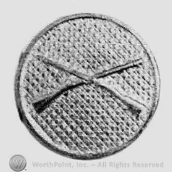 Insignia consisted of crossed rifles on a disc.
