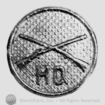 Insignia consisted of crossed rifles and letters HQ below on a disc.