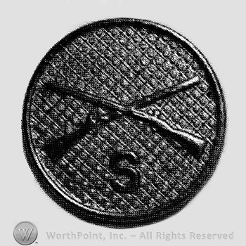 Insignia consisted of crossed rifles and letter S below the intersection; all on a disc.