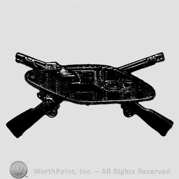 Insignia consisted of crossed rifles and side view of a tank.