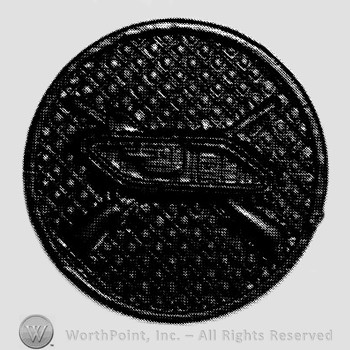 Insignia consisted of crossed rifles and side view of a tank, all on a disc.