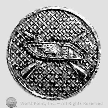 Insignia consisted of crossed rifles and side view of a tank, all on a disc.