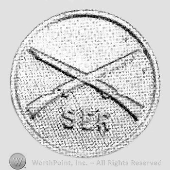 Insignia consisted of crossed rifles and letters SER below the intersection; all on a disc.