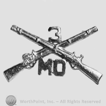 Insignia consisted of crossed rifles, number 3 above the intersection and letters MO below.