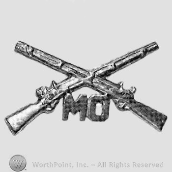 Insignia consisted of crossed rifles and letters MO below the intersection.