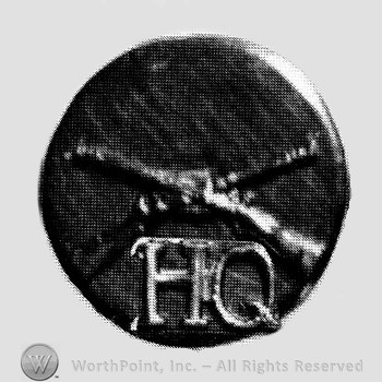 Insignia consisted of crossed rifles and letters HQ below the intersection, all on a disc.