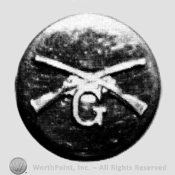 Insignia consisted of crossed rifles and letter G below the intersection, all on a disc.