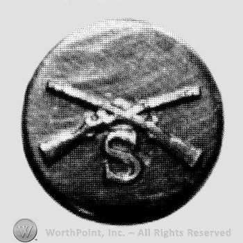 Insignia consisted of crossed rifles and letter S below the intersection, all on a disc.
