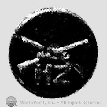 Insignia consisted of crossed rifles and letters HZ below the intersection, all on a disc.