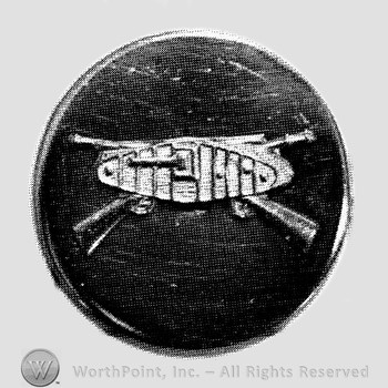 Insignia consisted of crossed rifles and side view of a tank, all on a disc.