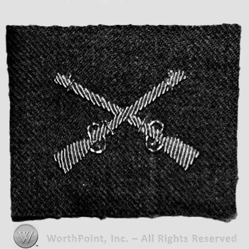 Insignia consisted of crossed rifles; embroidered.