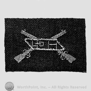 Insignia consisted of crossed rifles and the side view of a tank; embroidered.