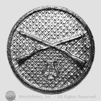 Insignia consisted of crossed rifles and a lyre below the intersection; all on a disc.