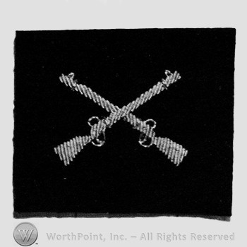 Insignia consisted of crossed rifles; embroidered.